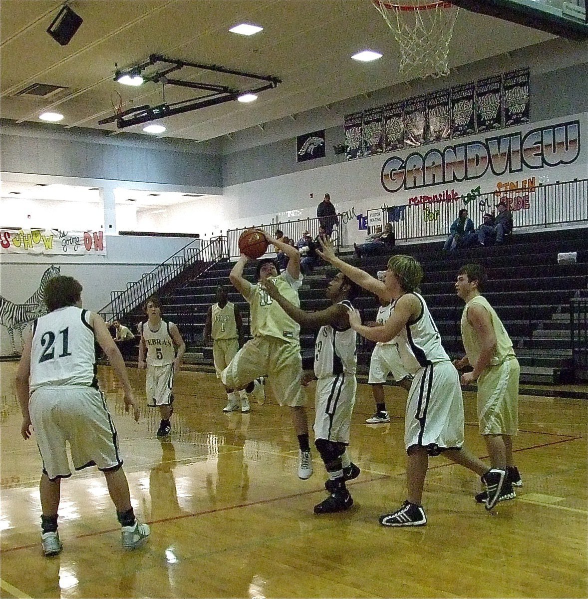 Image: Italy’s Tyler Anderson(11) slices into the lane against Grandview.