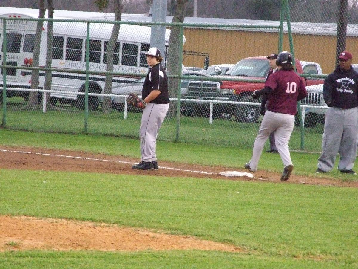 Image: Kevin Roldan is ready at first base.