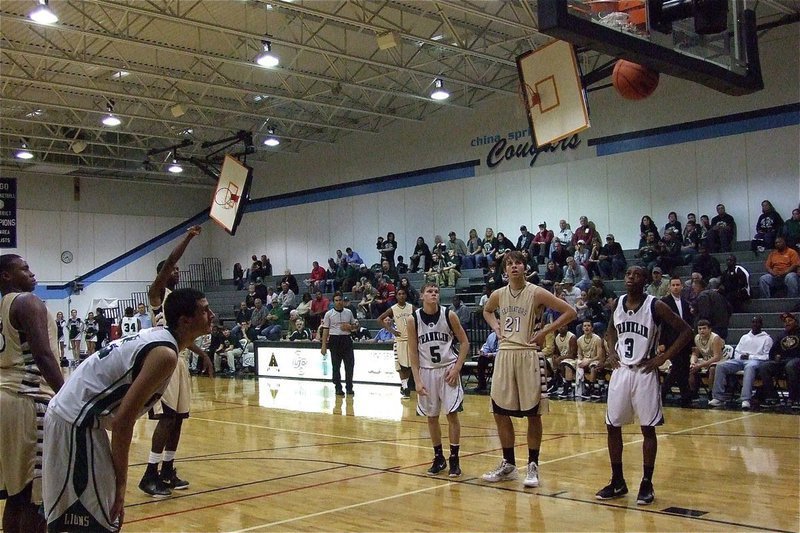 Image: Italy’s Devonta Simmons(10) swishes a free-throw.