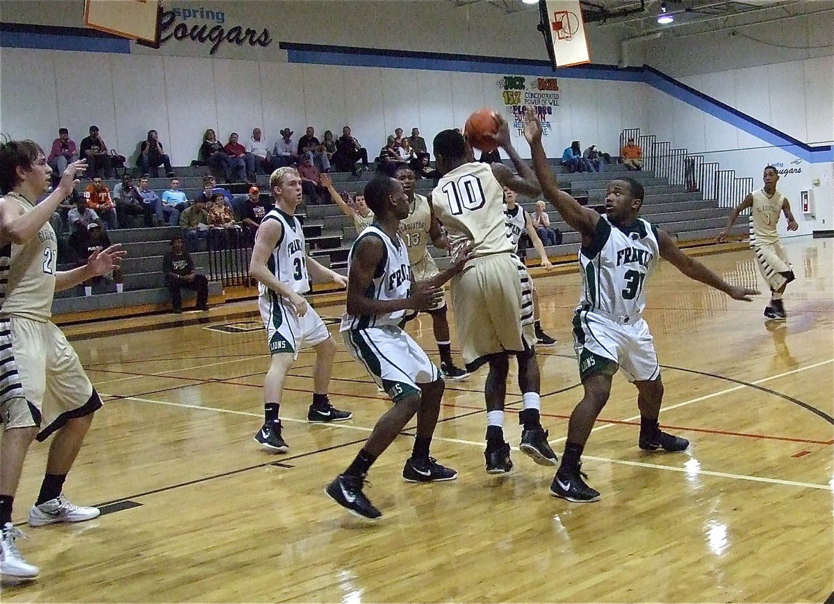 Image: Cole Hopkins(21) posts up on the low block while Devonta Simmons(10) swivels into the lane.