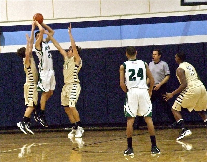 Image: Jase Holden(3) and Cole Hopkins(21) deter a Lion shooter as Larry Mayberry, Jr.(13) slides over for a chance to steal the pass.