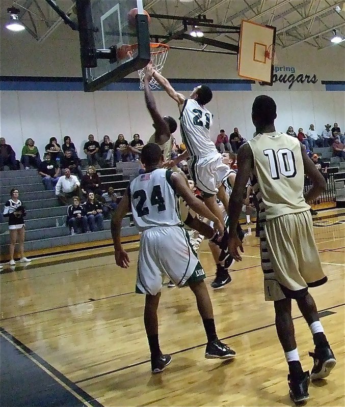 Image: Italy’s Larry Mayberry, Jr.(13) continues to attack the offensive glass.