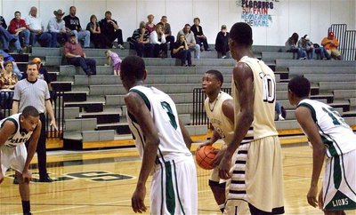 Image: Devonta Simmons(10) looks on as Larry Mayberry, Jr.(13) prepares to shoot a free shot.