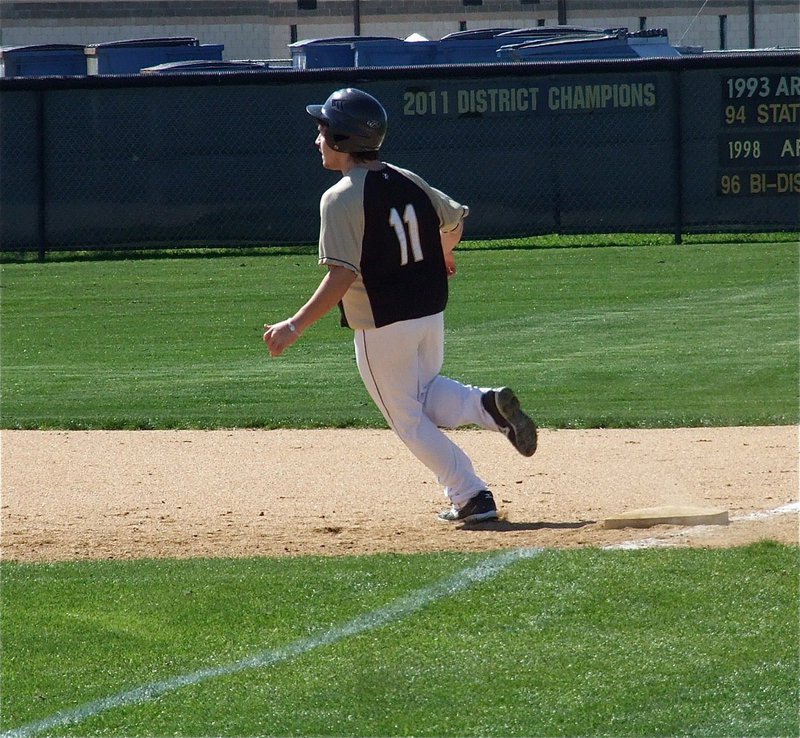 Image: Italy’s Tyler Anderson(11) rounds first base after singling into the outfield.