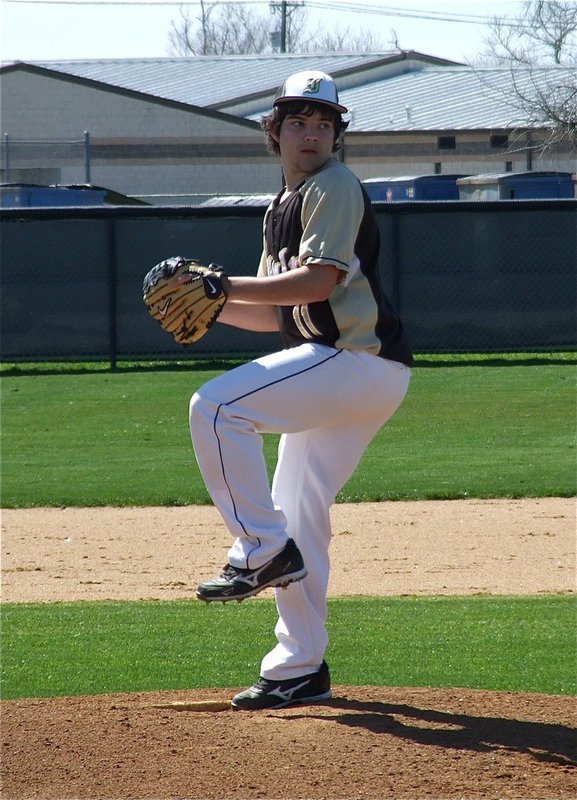 Image: Italy’s Tyler Anderson(11) takes the mound in the late innings against Palmer.