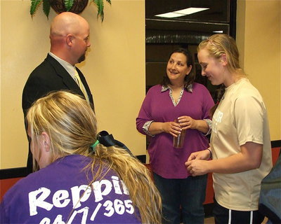 Image: Lady Gladiators Madison Washington, Jaclynn Lewis and Jaclynn’s mother, Kelly Lewis, chat with Coach Hollywood.