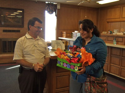 Image: Tessa South presenting Mike Boyd (bank Senior Vice-President) the ‘thank you’ basket.