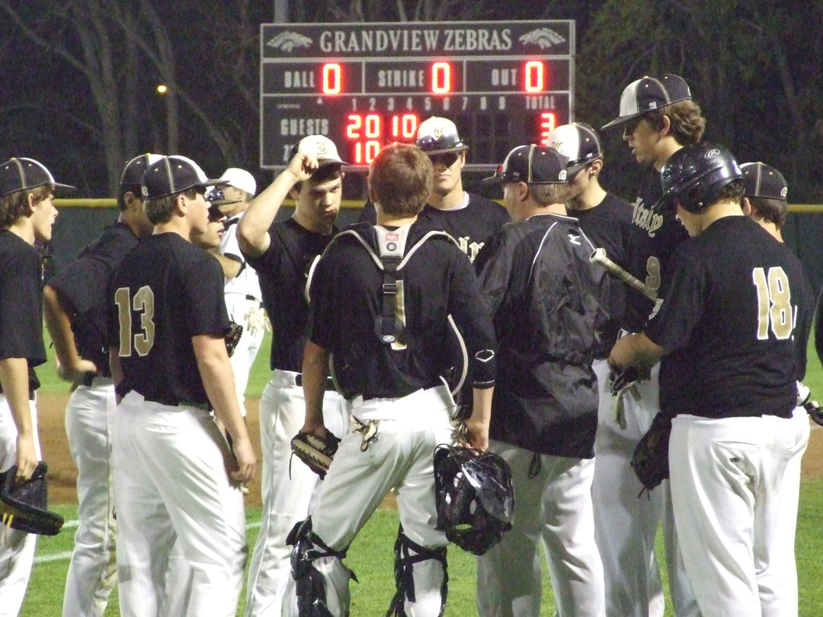 Image: The Italy Gladiators take to the field in the fourth inning.