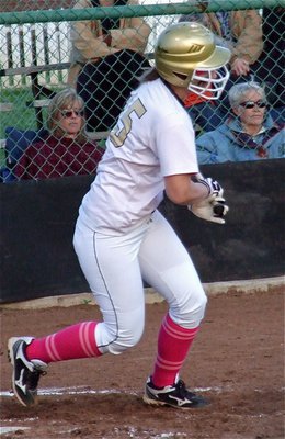 Image: Jaclynn Lewis(15) hits again but she’s not a hit with Maypearl’s fans.