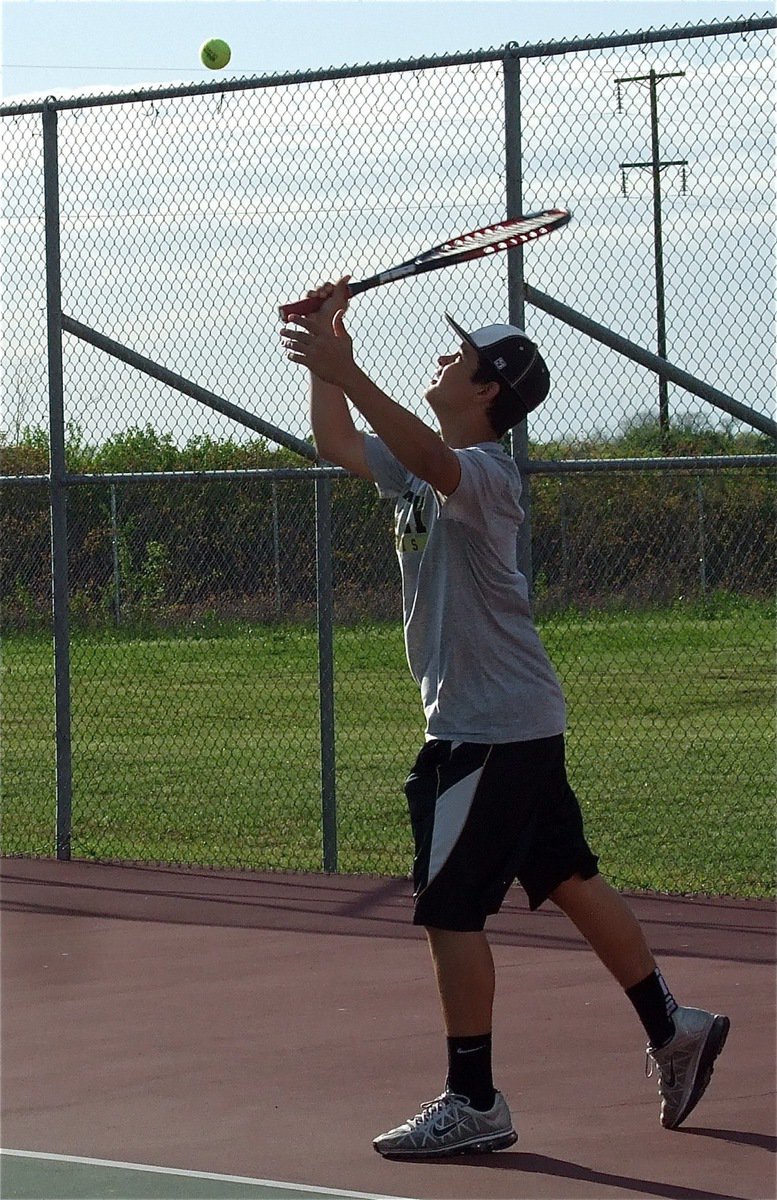 Image: Italy’s Reid Jacinto serves like a pro.