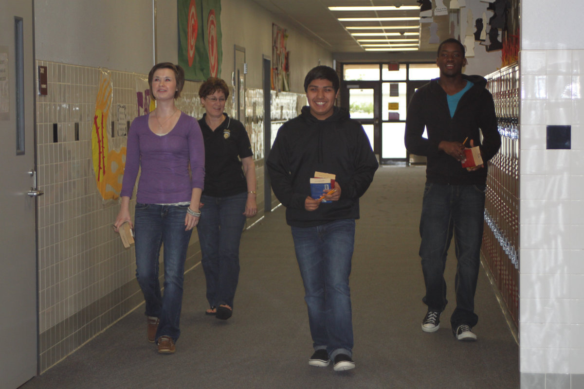 Image: Mrs. Sharon Farmer escorts the some of the journalism team members to their competition room.
    (L-R) Meagan Hooker, Cruz Enriquez, Paul Harris