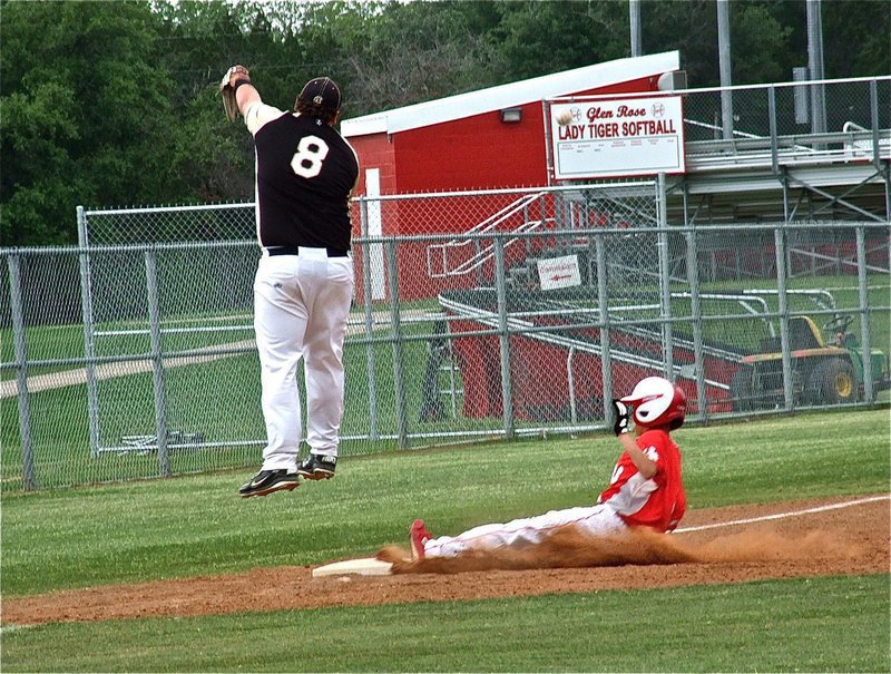 Image: Italy’s, John Byers(8), leaps in an effort to snag a pass at third base. 