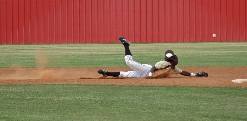 Image: Italy’s shortstop, Marvin Cox, dives for a grounder.
