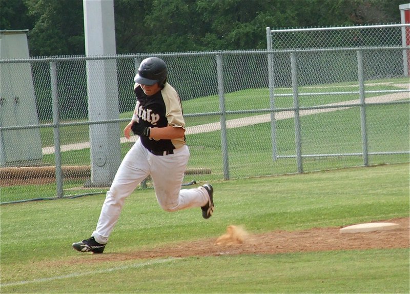 Image: Zain Byers, rumbles around third and heads for home.