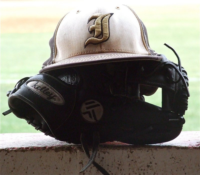 Image: Italy Baseball cap and glove.