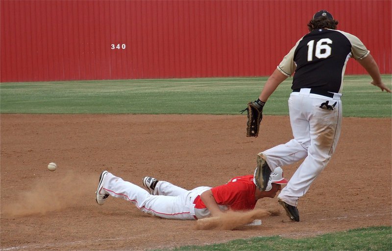 Image: Italy’s, Kevin Roldan(16), reacts to a wild throw that deflects off a Tigers’ base runner.