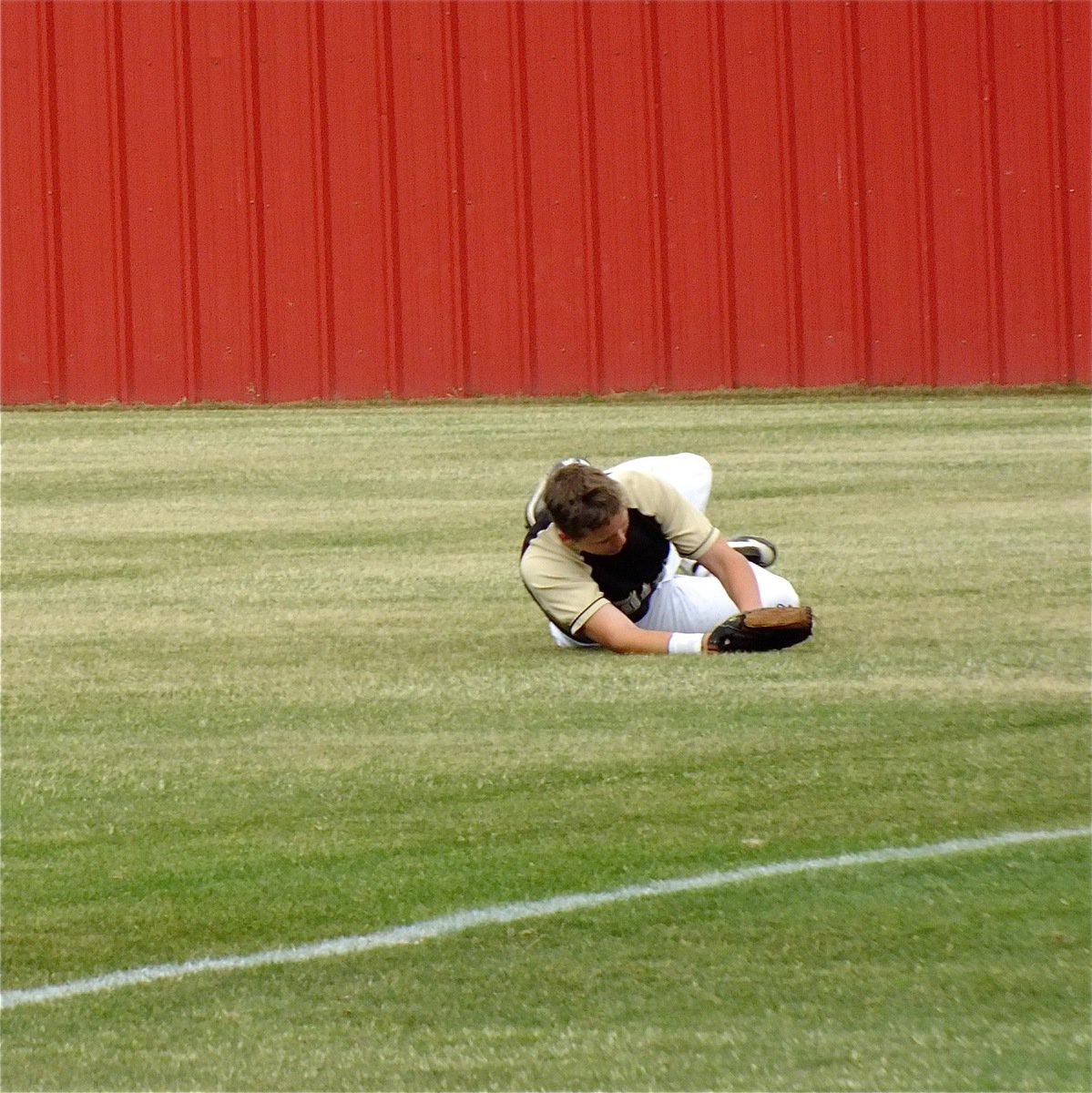 Image: Italy’s, Bailey Walton, dives for a ball in right field.