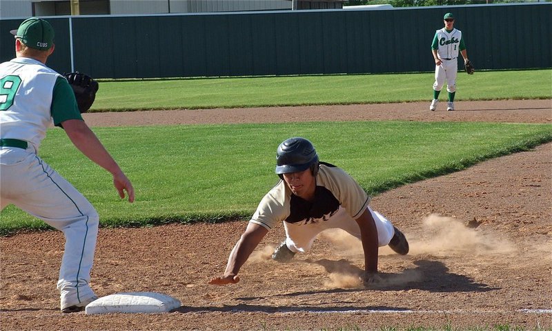 Image: Italy’s, Omar Estrada reaches for the bag and beats the throw.