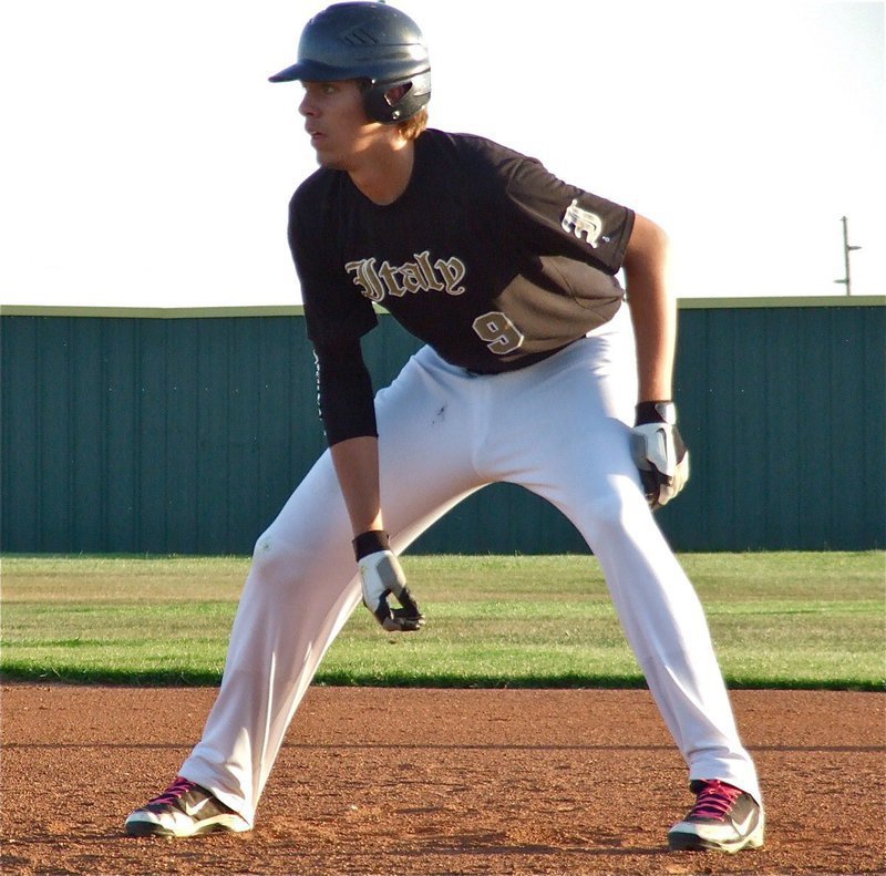 Image: Gladiator Cole Hopkins(9) gets ready to take second base.