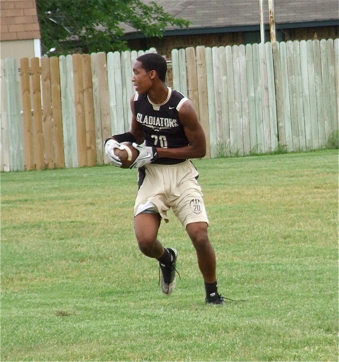 Image: Trevon Robertson(20) pulls in a pass and then tucks it and runs.