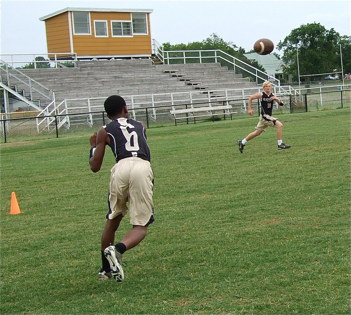 Image: Eric Carson(6) throws a slant to Cody Boyd(39).