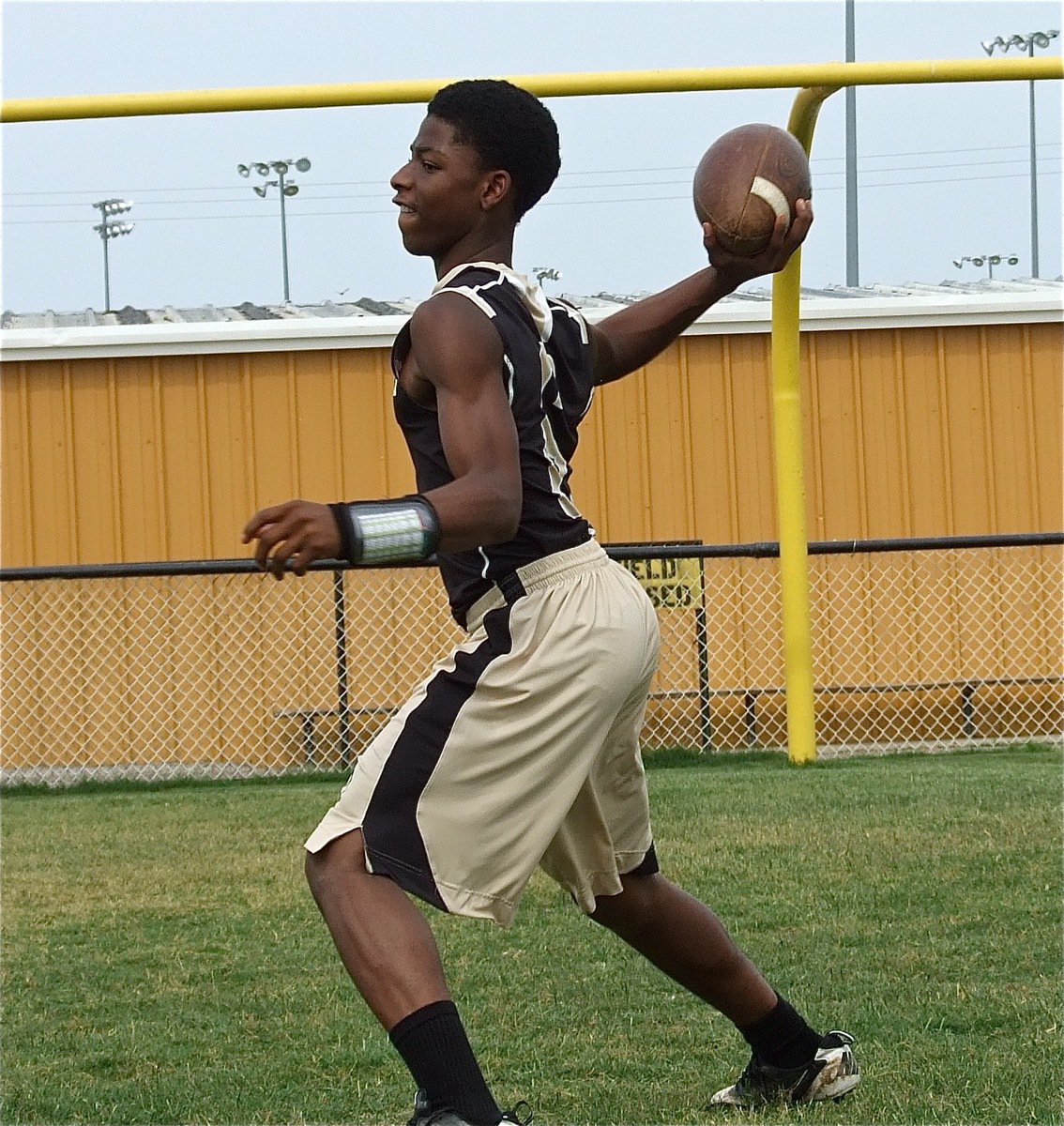 Image: Eric Carson throws to a teammate.