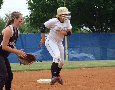 Image: Italy’s Alyssa Richards(9) tries to advance to third base.