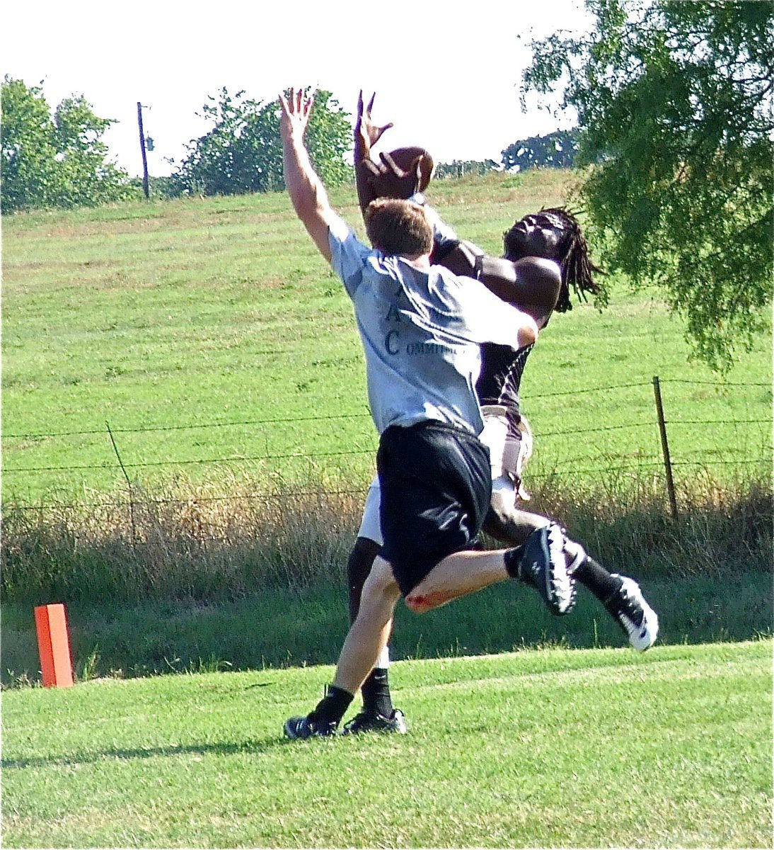 Image: Italy’s Ryheem Walker attempts an over-the-shoulder catch in tight coverage.