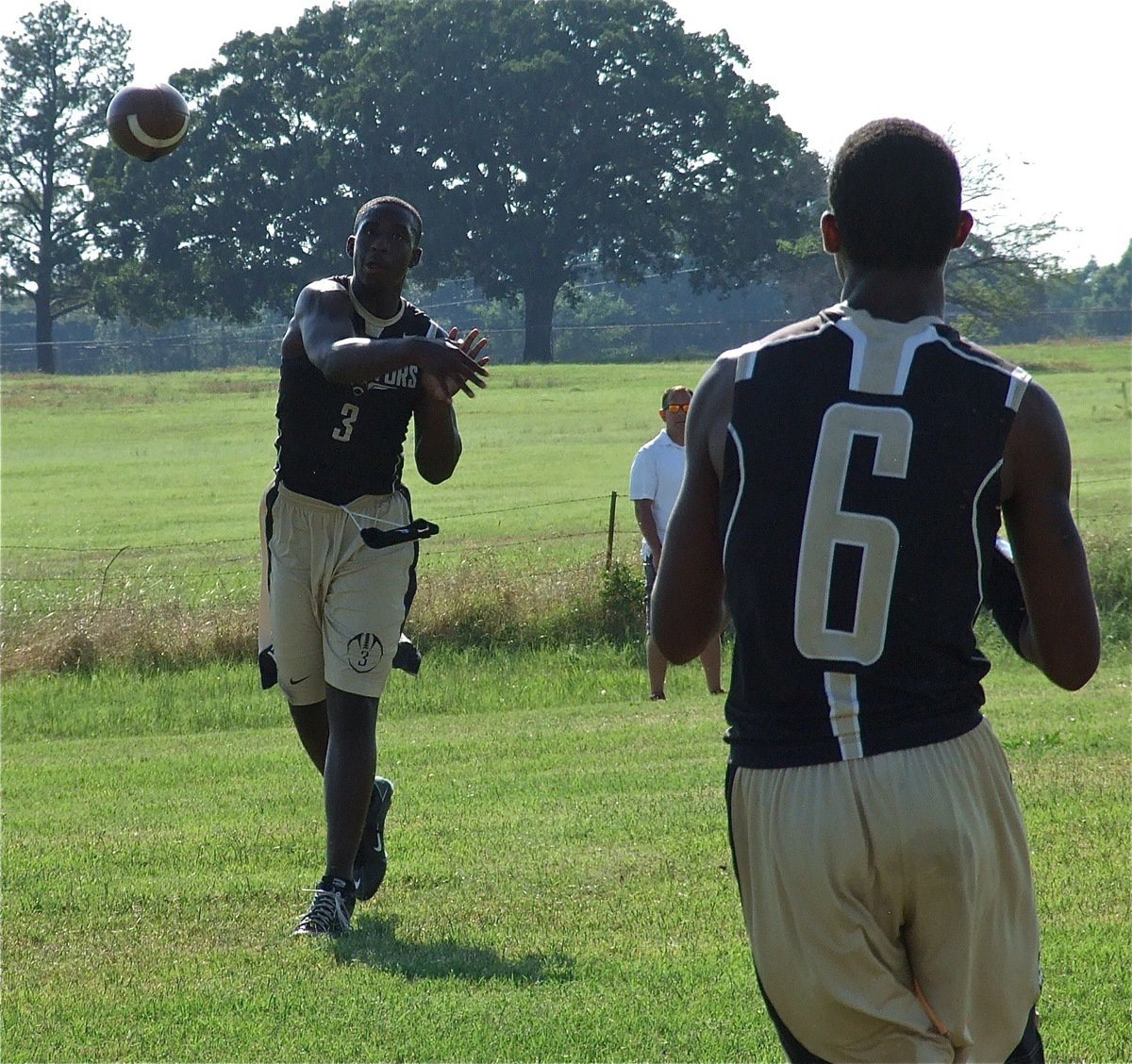 Image: Marvin Cox passes out to Trevon Robertson.