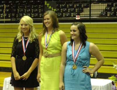 Image: Fourth Year Honorees
    (L-R) Megan Richards, Kaitlyn Rossa and Kaytlyn Bales