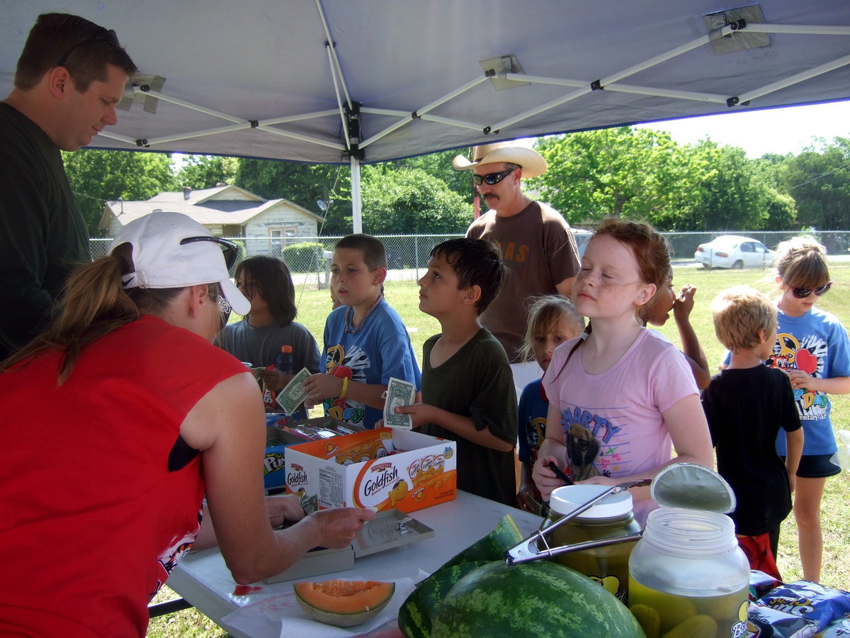 Image: Let’s eat! Lots of good food including fresh fruit and pizza.