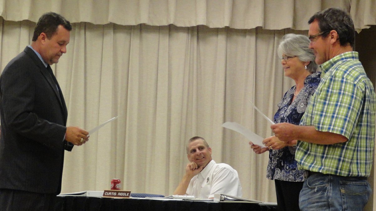 Image: Ellis County Justice of the Peace Jackie Miller Jr., an Italy High School graduate, swore in Cheryl Owen and Russ Lewis, newly-elected members of the school board.