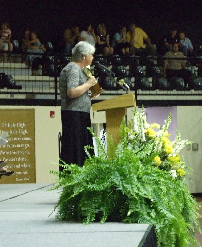 Image: Cheryl Owen announces the winner of 2012’s Willis Cup.