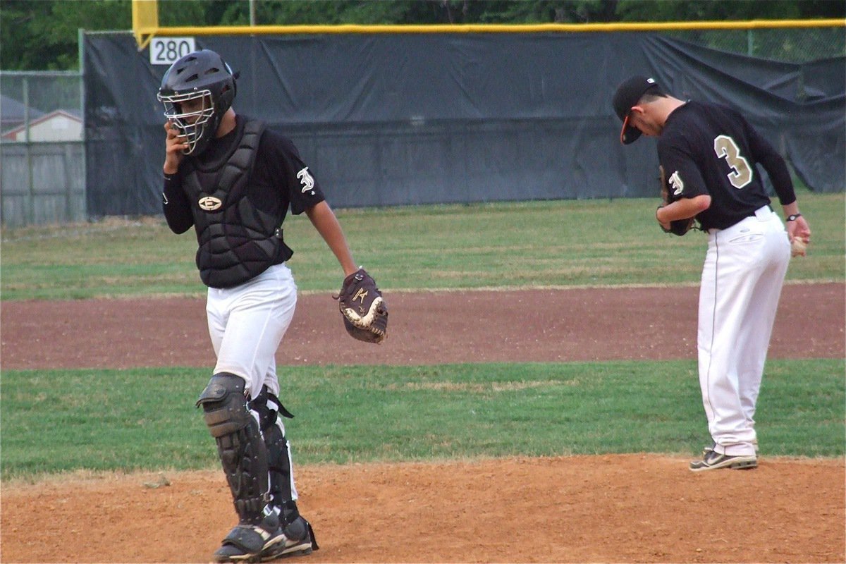 Image: Catcher Reid Jacinto(5) concludes a meeting at the mound with his cousin Caden Jacinto(3).