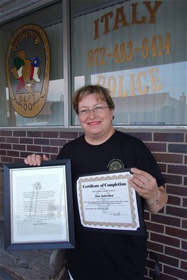 Image: Congratulations to Italy Neotribune’s own Anne Sutherland on becoming a graduating member of the Citizens Police Academy. You make us proud!
