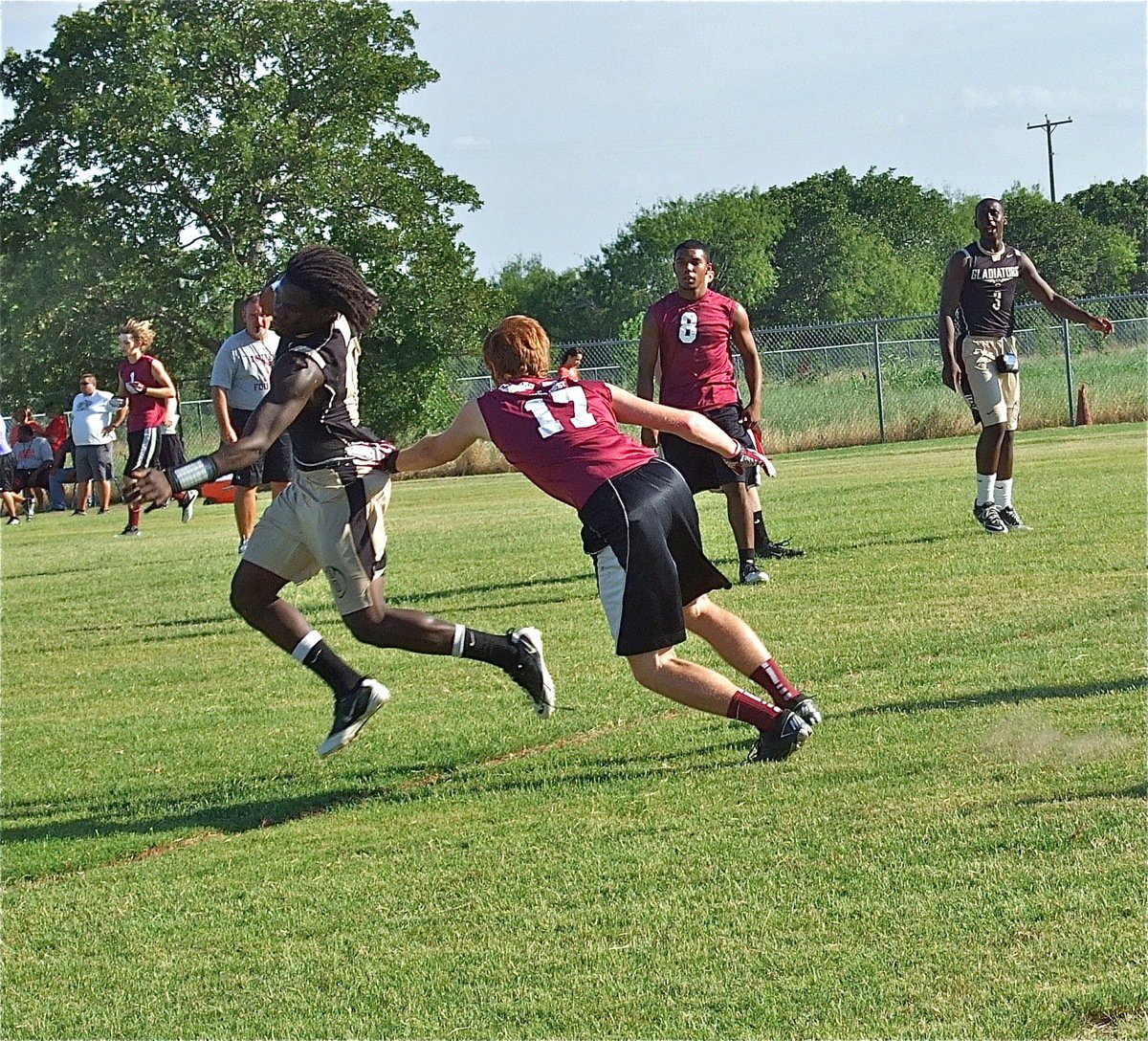 Image: Italy’s Ryheem Walker tries to shake a Riesel defender.