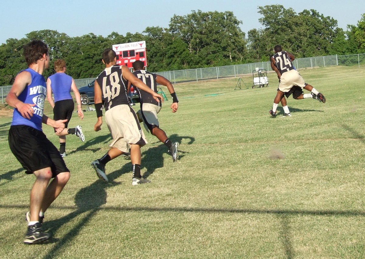 Image: Wortham’s attempt at a game-winning 2-point conversion is foiled by Jalarnce Jamal Lewis(24) who jumps on the underneath route and makes the stop short of the goal line to preserve a 13-12 victory for Italy in round 2.