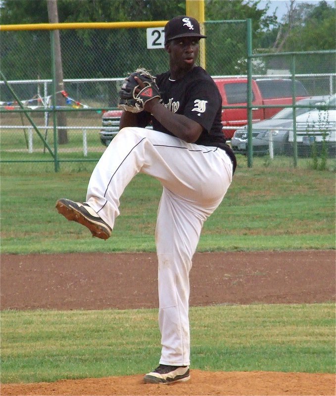 Image: Marvin Cox(1) kicks up Italy’s intensity a notch when he’s on the mound.