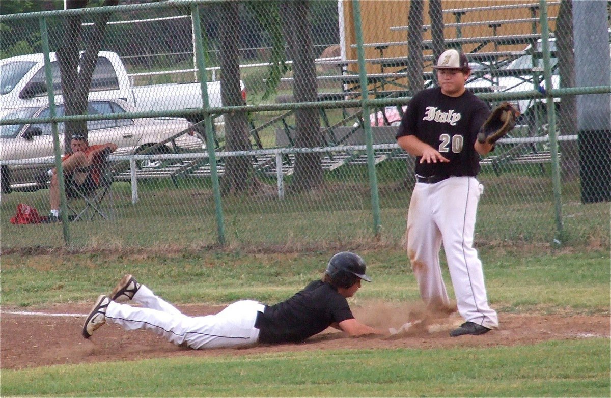 Image: Kevin Roldan(20) keeps Zebras’ runners glued to first base.