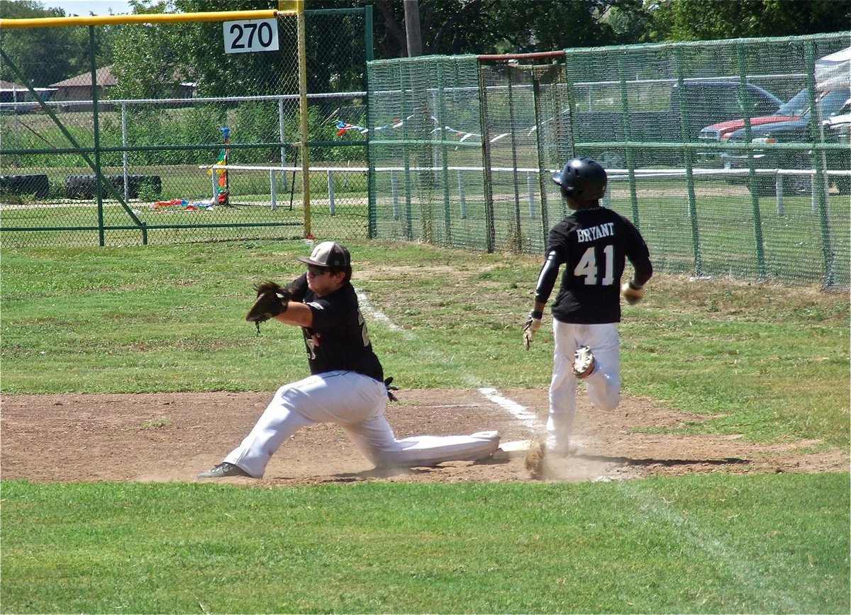 Image: First baseman Kevin Roldan stretches for the catch to get the close call to go in Italy’s favor.