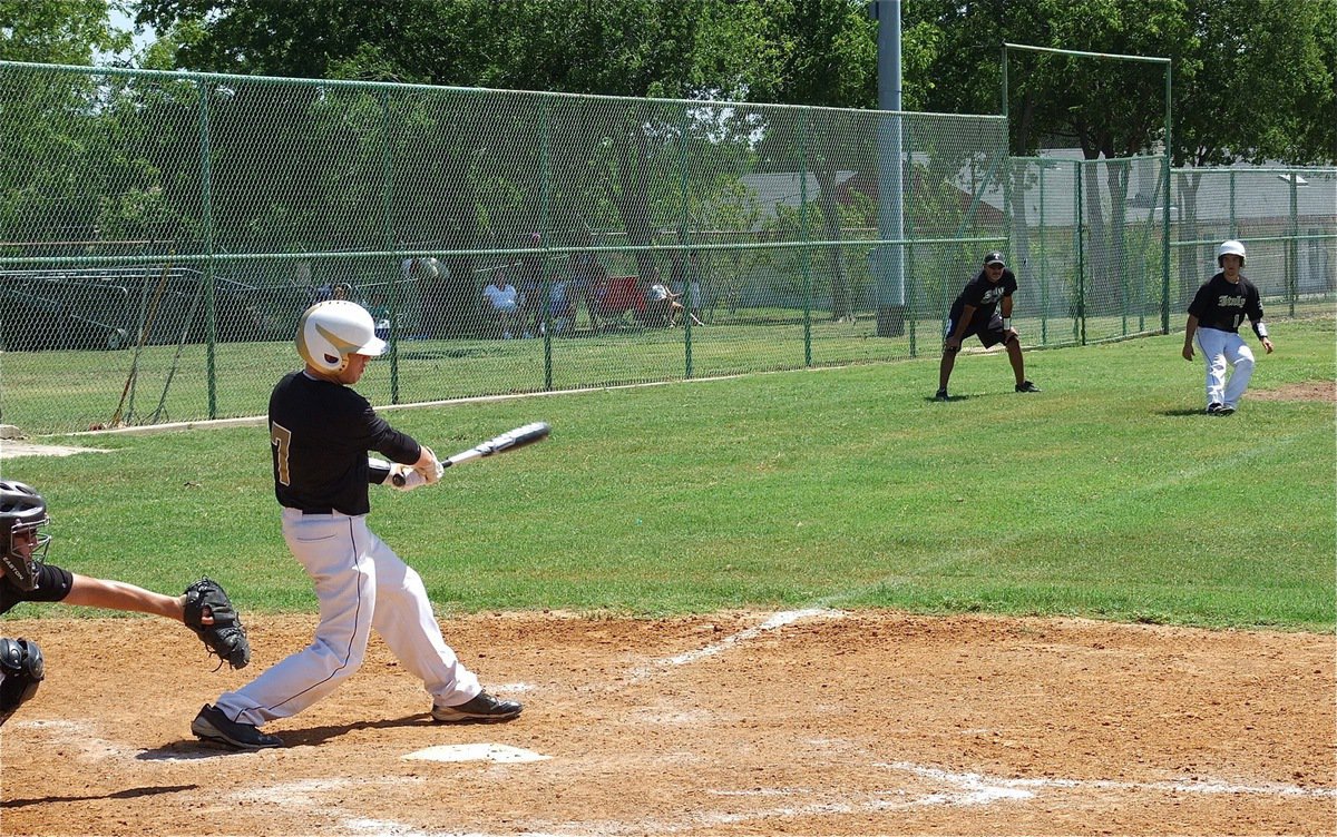 Image: Italy’s John Escamilla(7) knocks in Tyler Anderson(11) from third.