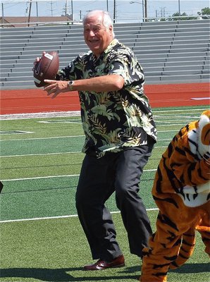 Image: Dale Hansen drops back and delivers the inaugural Dale Hansen Football Classic to Waxahachie.
