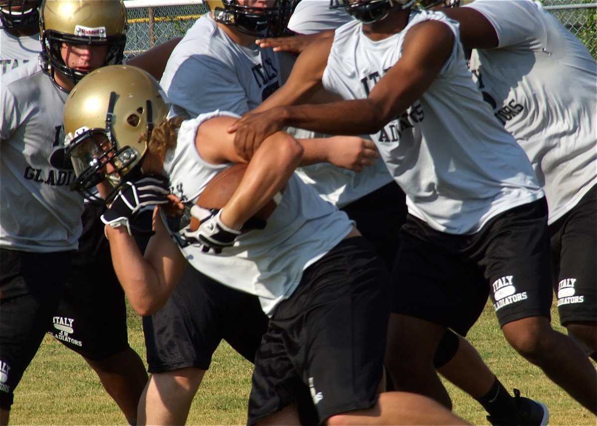 Image: Gladiator Shad Newman fights his way thru the defense during an offensive drill.