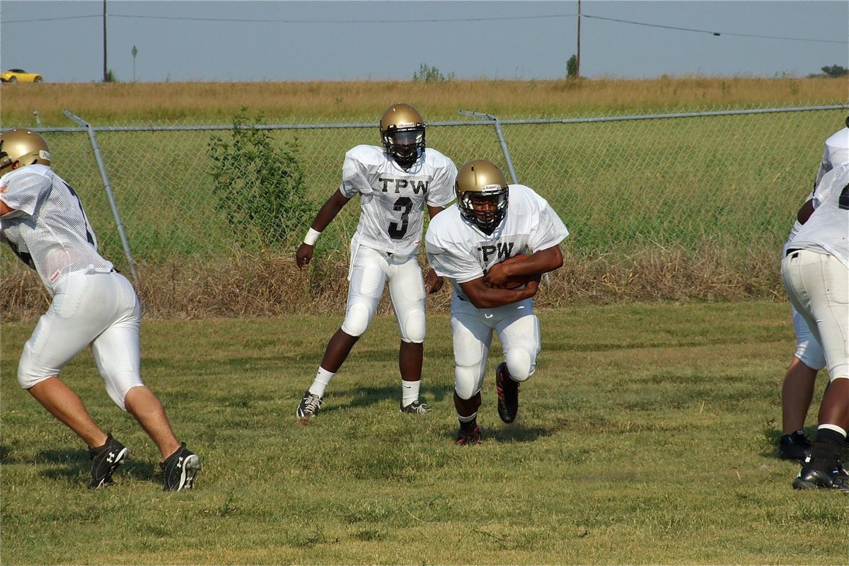 Image: Marvin Cox(3) hands off to Jalarnce Lewis(21) who enjoys a huge gap to sprint thru.