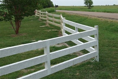 Image: Fence sections can run straight or even curved, however, the fences zigzag pattern at the top of this picture is recommended to combat the ever changing soil conditions that are commonplace in Texas.