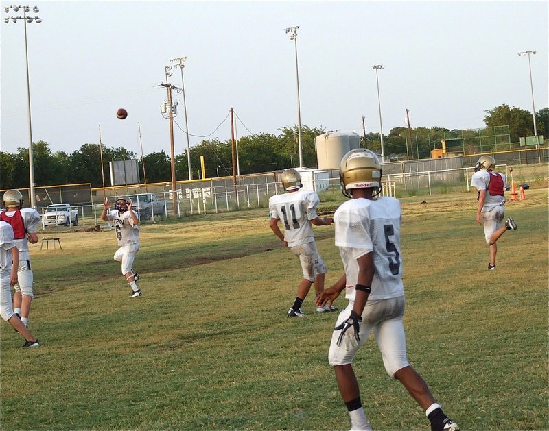 Image: Eric Carson(5) slings a pass downfield to Caden Jacinto(6) who makes the catch.