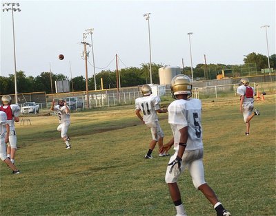 Image: Eric Carson(5) slings a pass downfield to Caden Jacinto(6) who makes the catch.