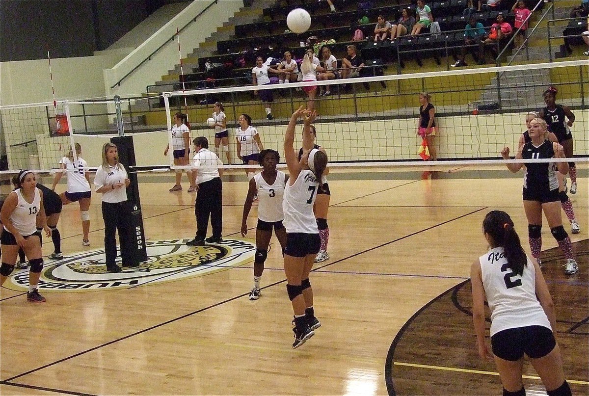 Image: Italy’s Bailey Eubank(7) sets the ball for her teammates.