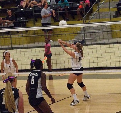 Image: Madison Washington(10) keeps the volley going against Hubbard.