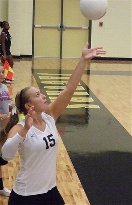 Image: Jaclynn Lewis(15) serves up a point against Hubbard.